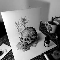 Dibujo 3D de craneo con planta, sobre papel curvado en escritorio de estudio